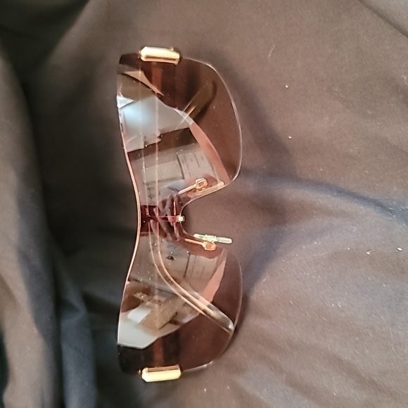 Burberry sunglasses. - Picture 2 of 4